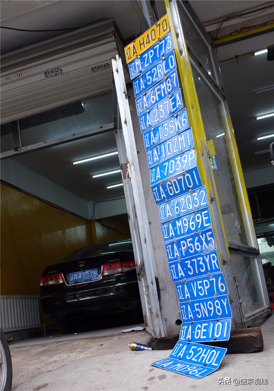 沈阳一排车牌挂街头一星期无人认领
