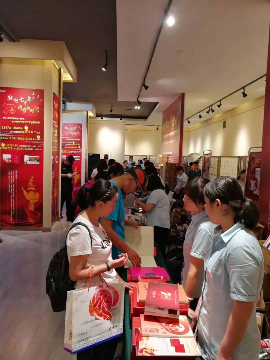 壮丽七十年阔步新时代庆祝新中国成立七十周年集邮文化巡展活动河池站