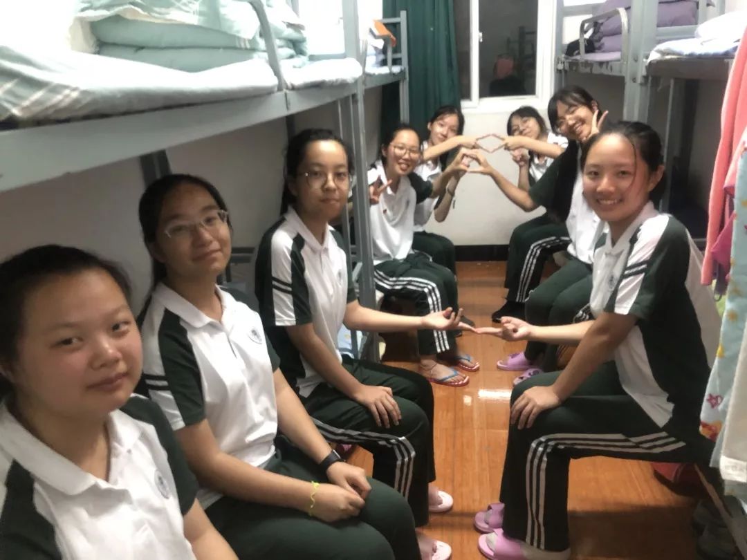 梦想起航胸怀赤子心力行军人礼上海市曹杨中学新高一军训报道三