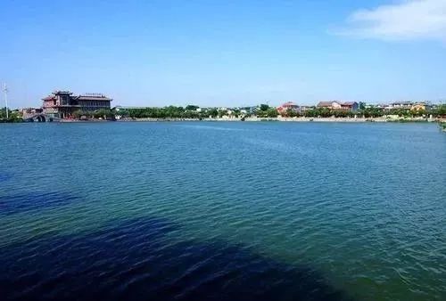开封龙庭由于前方有潘杨湖而风景美.