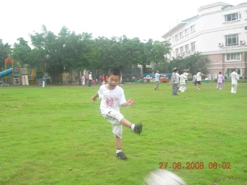 看哭了广州单亲爸爸17年来为儿子拍下了20万张成长照