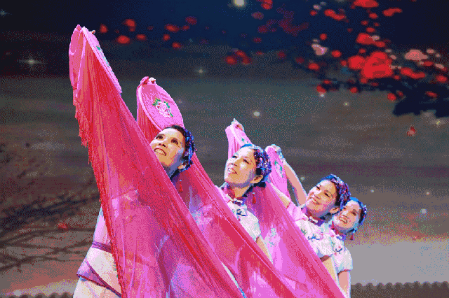 只需一个空地就能撑起一群舞者的斗魂 它,就是广场舞!