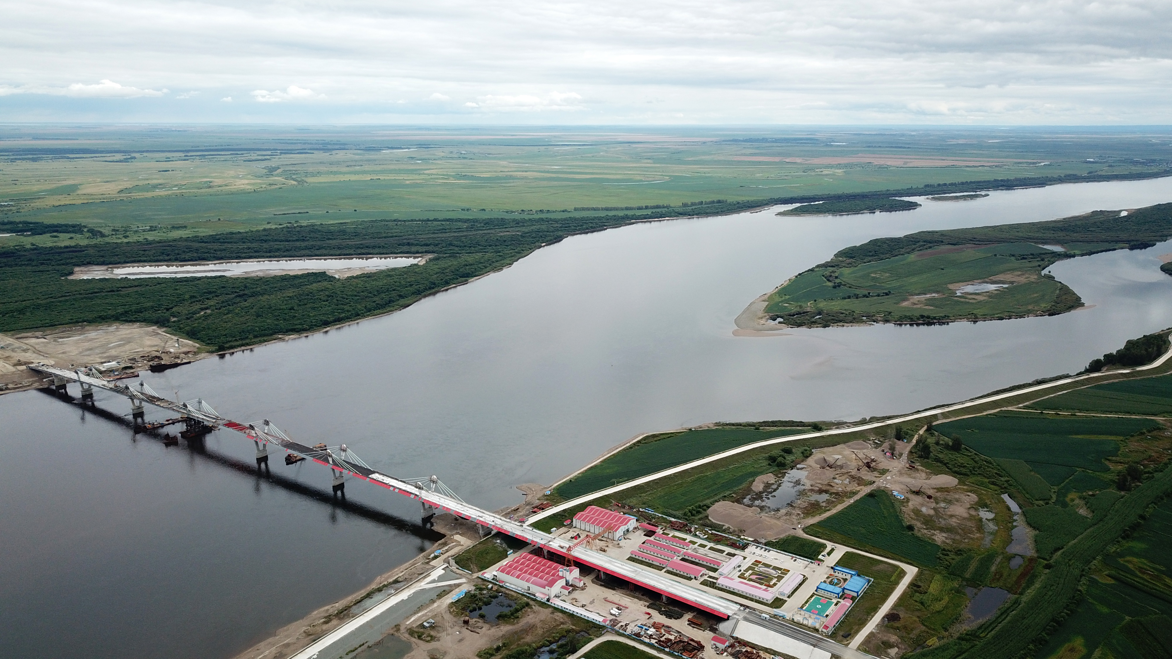 的黑河到布拉戈维申斯克黑龙江(阿穆尔河)大桥(8月19日无人机拍摄)