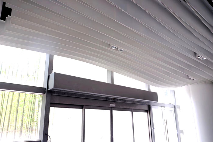 朋友们,当您匆匆路过新机场出入口时,有一堵无形的风幕掠过您的头