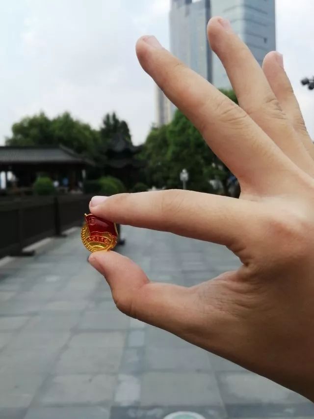 手拿团徽的照片风景图图片