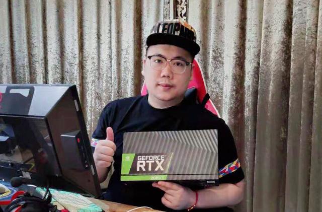 代打无处不在,那个搂着猪芳芳腰的"小姐姐"竟然是男的_pigff