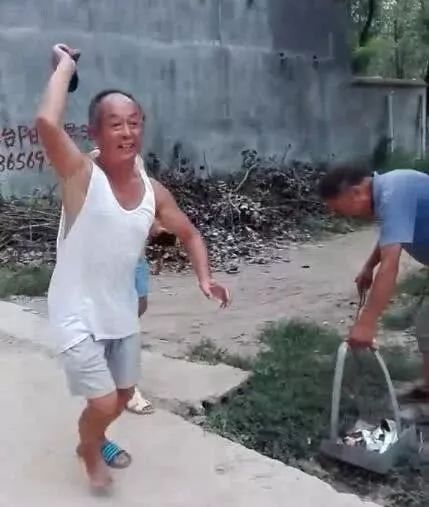 大衣哥朱之文给村里建度假村却遭60岁老头无情扔鞋