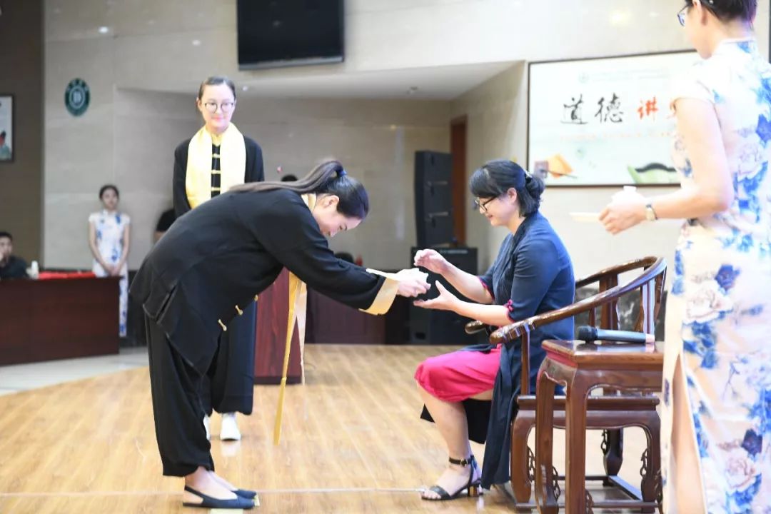 表心声奖先进行拜师礼这场医师节庆祝大会有欢笑有感动