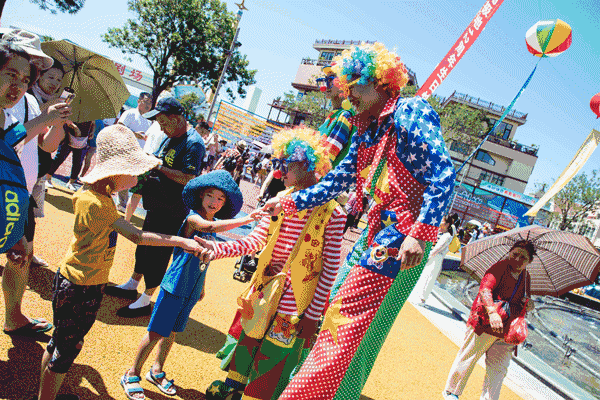 颠覆传统的开业庆典丨"家有健康"告诉你,什么叫盛大开业!_小丑