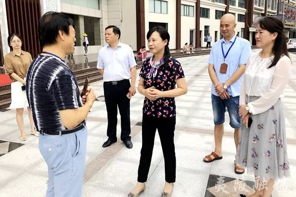 3 近日,夷陵区委副书记,区长邓玉华在检查景区安全工作时要求,要时刻