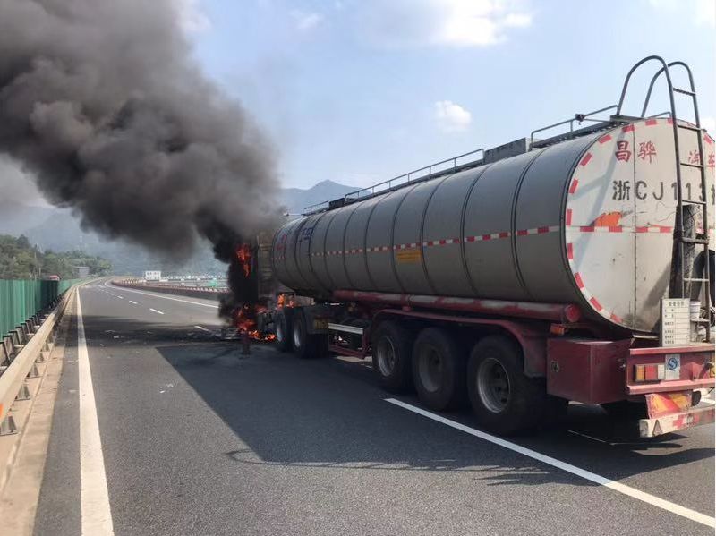 麗水高速一槽罐車起大火!他衝了上去