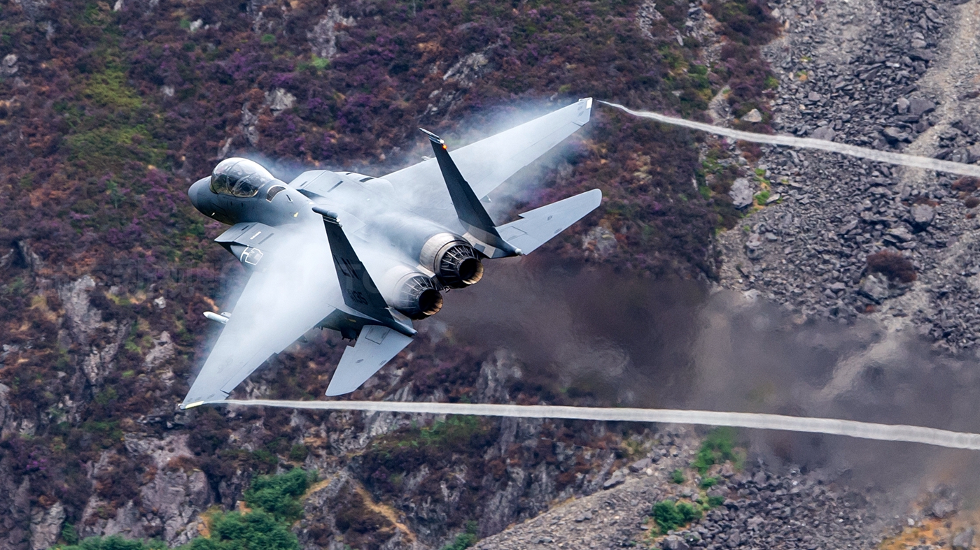 百看不厌的f15e战斗轰炸机音速峡谷高速飞行现代空军必练科目