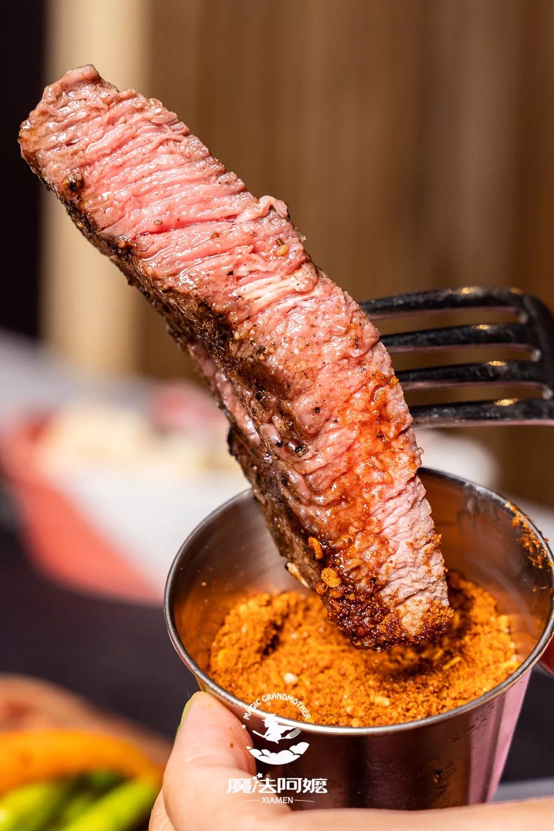 比手臂还长的『 巨无霸战斧牛排』嫩到飙汁!满足你大口吃肉的快感