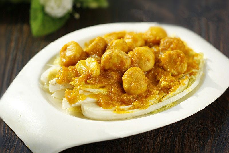 ▼板栗扒娃娃菜5.将板栗倒在摆好盘的青菜上就可以了4.