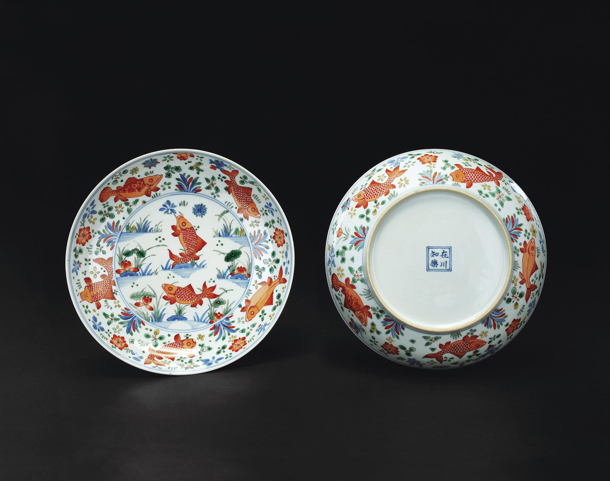 此鱼藻纹盘为康熙官窑仿明嘉靖五彩之佳作.