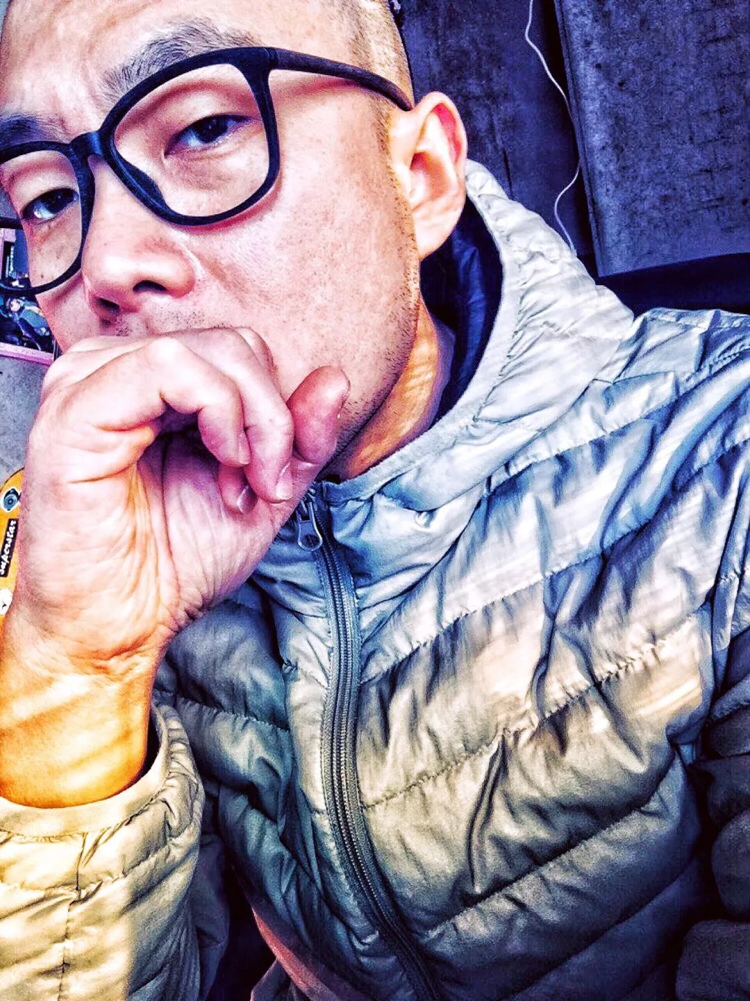 现已为国内多名歌手量身定制百余首歌曲有多年乐团音乐总监,幕后编曲