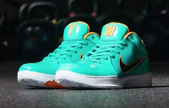 科蜜福音undefeated联名kobe4四双全新配色点亮整场比赛
