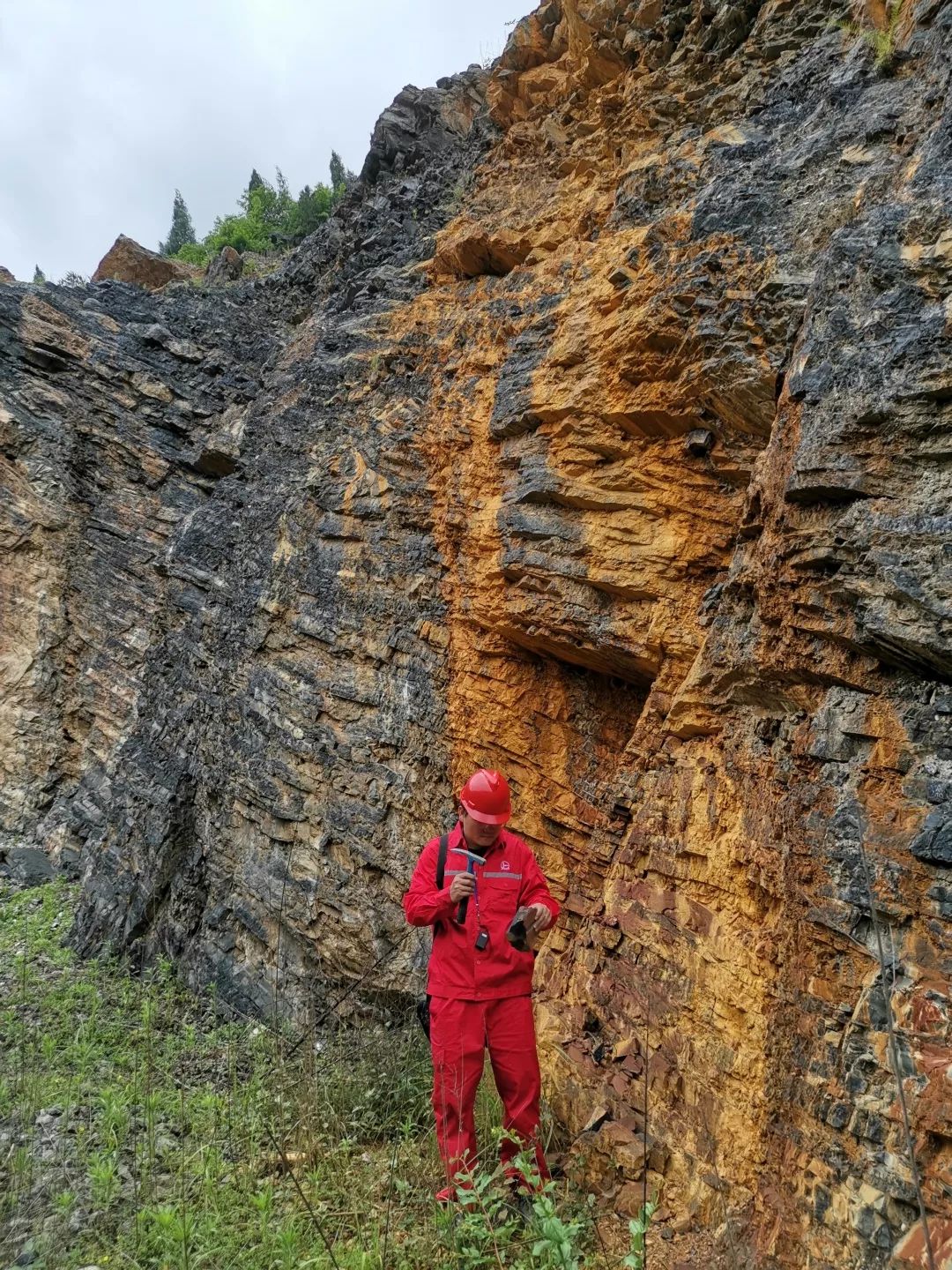 勘探研究院野外地质调查又有新发现