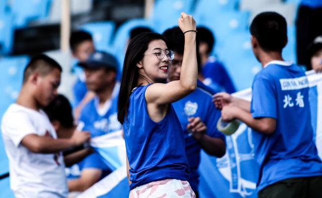 不止有颜值,还有肱二头肌!石家庄永昌美女球迷实力抢镜