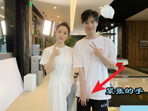 rng惨被拉下水严君泽带潘晓婷看比赛上热搜画面太唯美