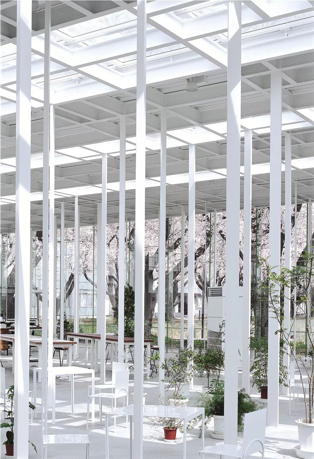 方法,以自由的视角探索并更新建筑的定义,将展示"神奈川工科大学工房"