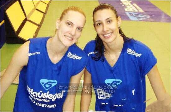 抱双胞胎亮相:孩子看我比赛是最大快乐_谢拉