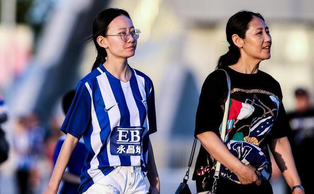 不止有颜值,还有肱二头肌!石家庄永昌美女球迷实力抢镜