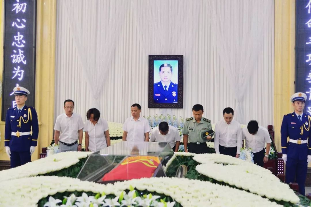 挥泪送别吕挺烈士英雄一路走好