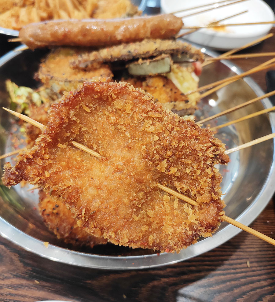 手工制作纯肉炸串的标志是面包糠上得有黑芝麻