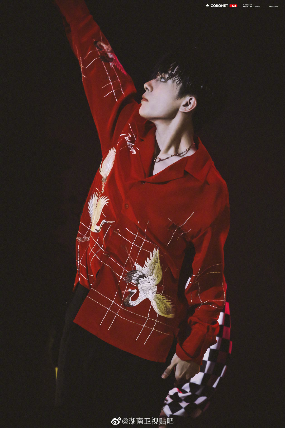 飒住全场的红衣造型,易烊千玺与红色锁了