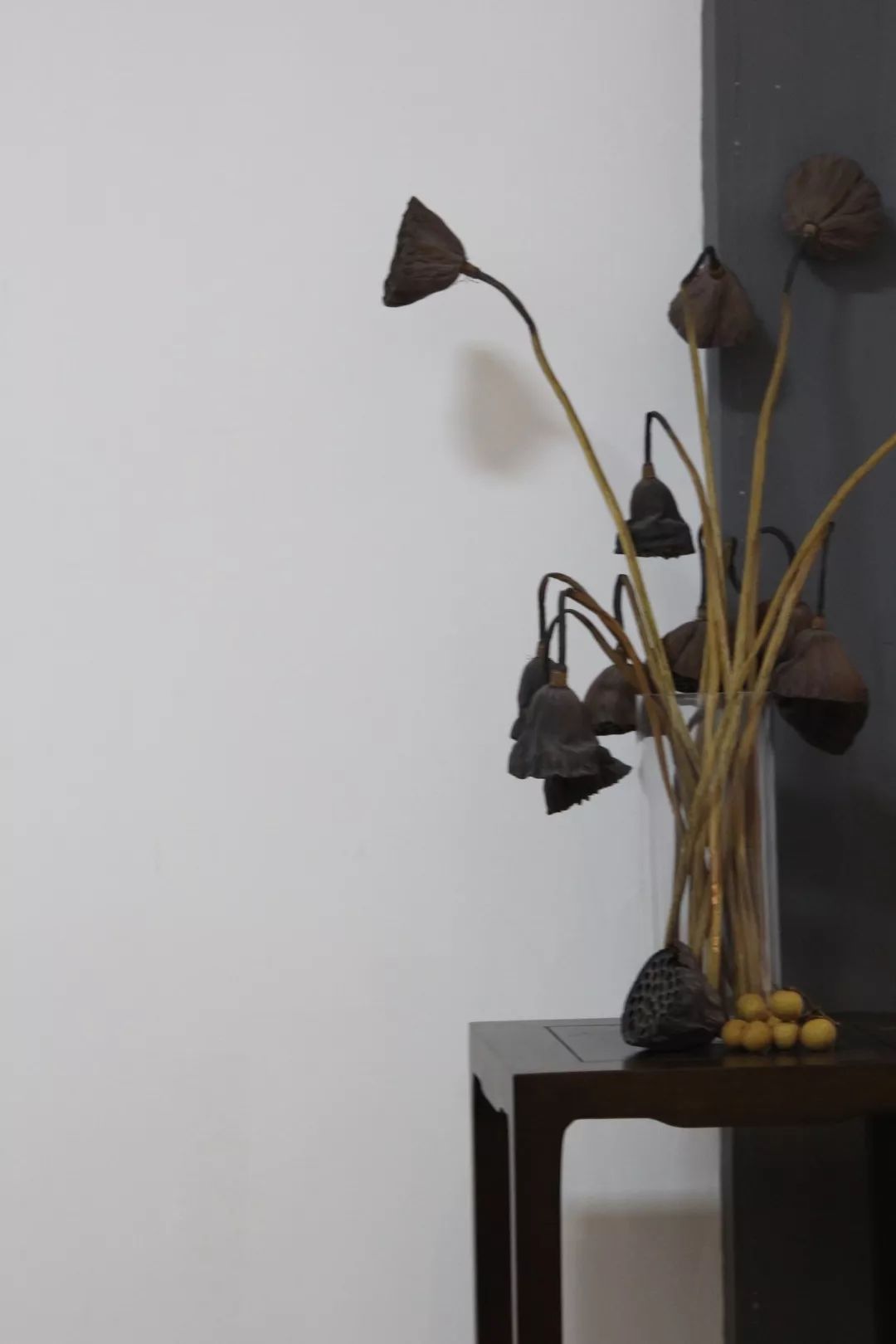 半夏时节残荷惜雨