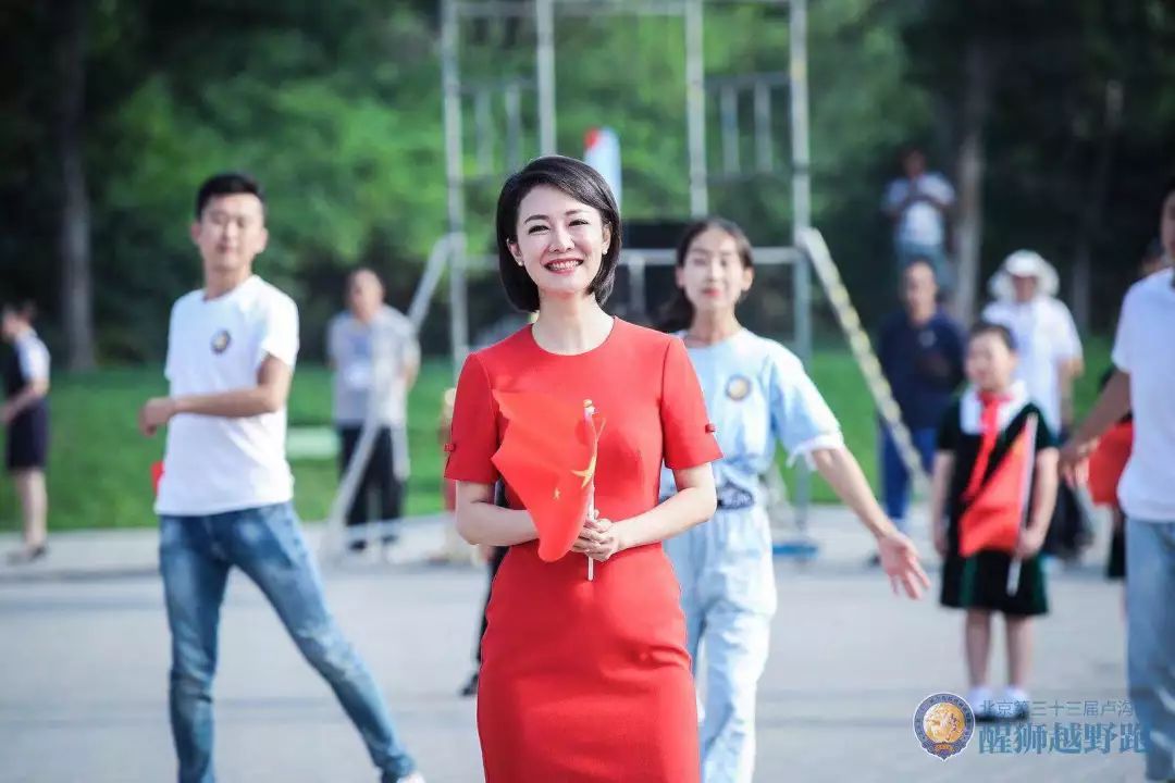 热烈昂扬的快闪活动共同领唱和袁晨星,王传越等歌唱家聂一菁,李杨薇