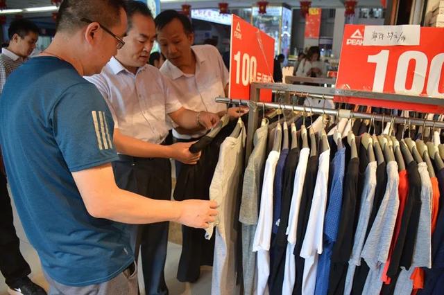 随后对市场内的服装经营业户进行了实地督导检查