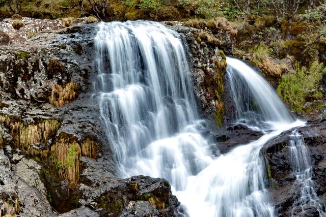 轿子雪山天池水清如碧湖光山色交相辉映秀丽清幽