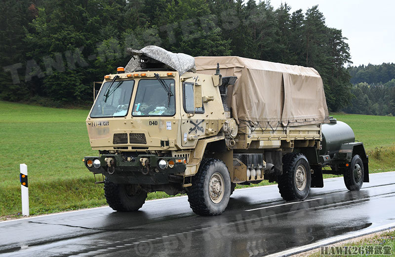 m1083卡车驾驶室顶部有自卫用的机枪.