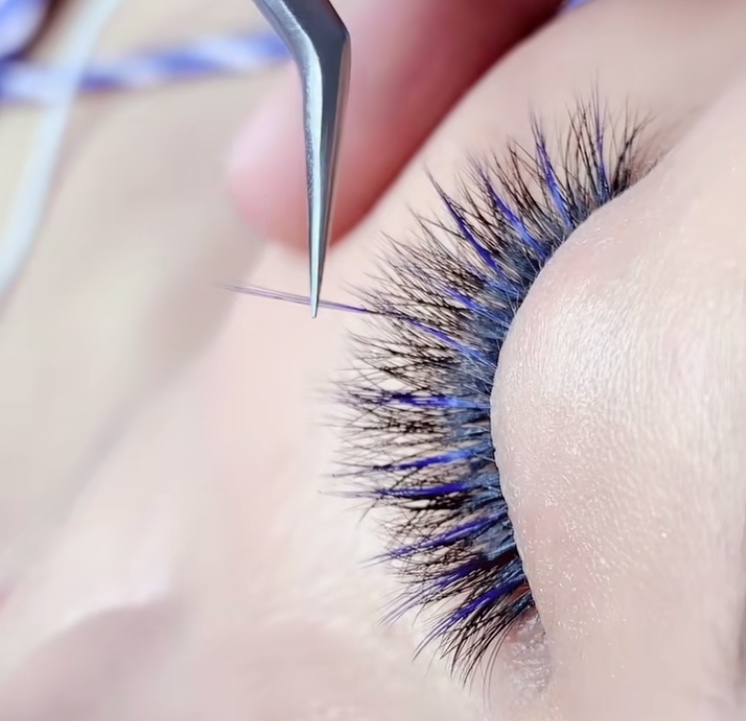 嫁接睫毛注意事项嫁接睫毛是需要胶水的,而有些胶水会引起眼睛过敏