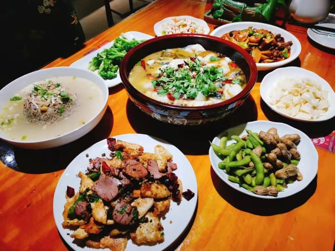 一桌的美味,不仅荤素搭配,还有一壶解腻荷叶茶,让你一次享够鲁菜风味