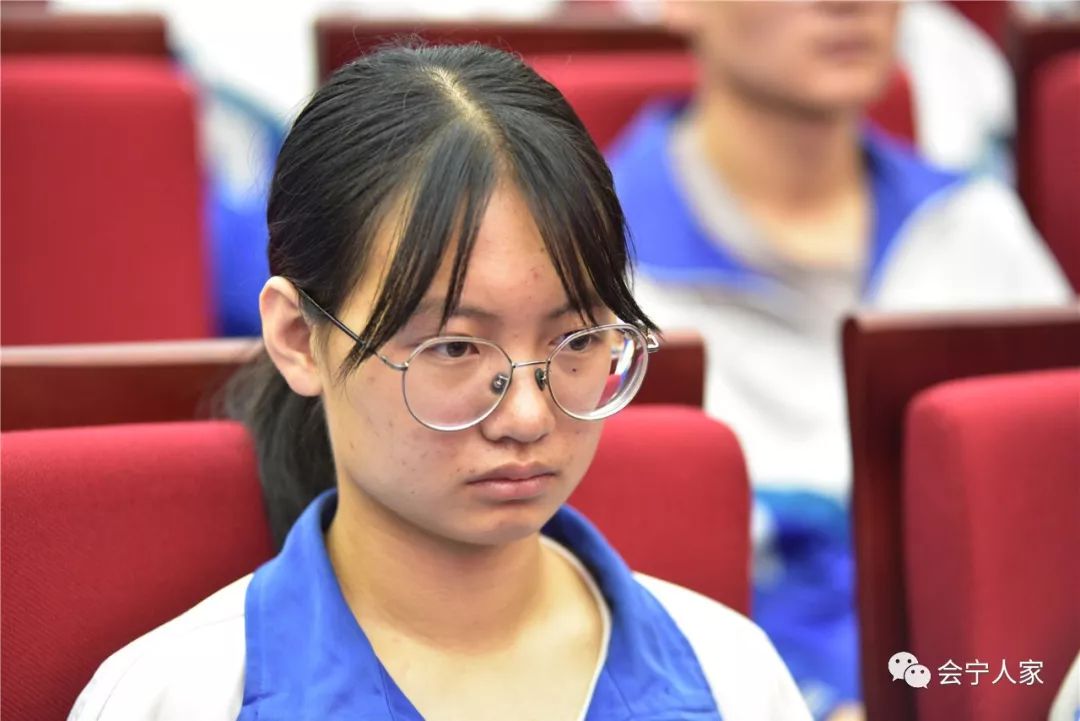 慈善会百万济寒门学子,企业家善行天下助单亲!_会宁县