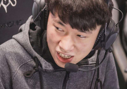 lpl为何rng小虎比赛都戴眼镜得知原因泪奔了