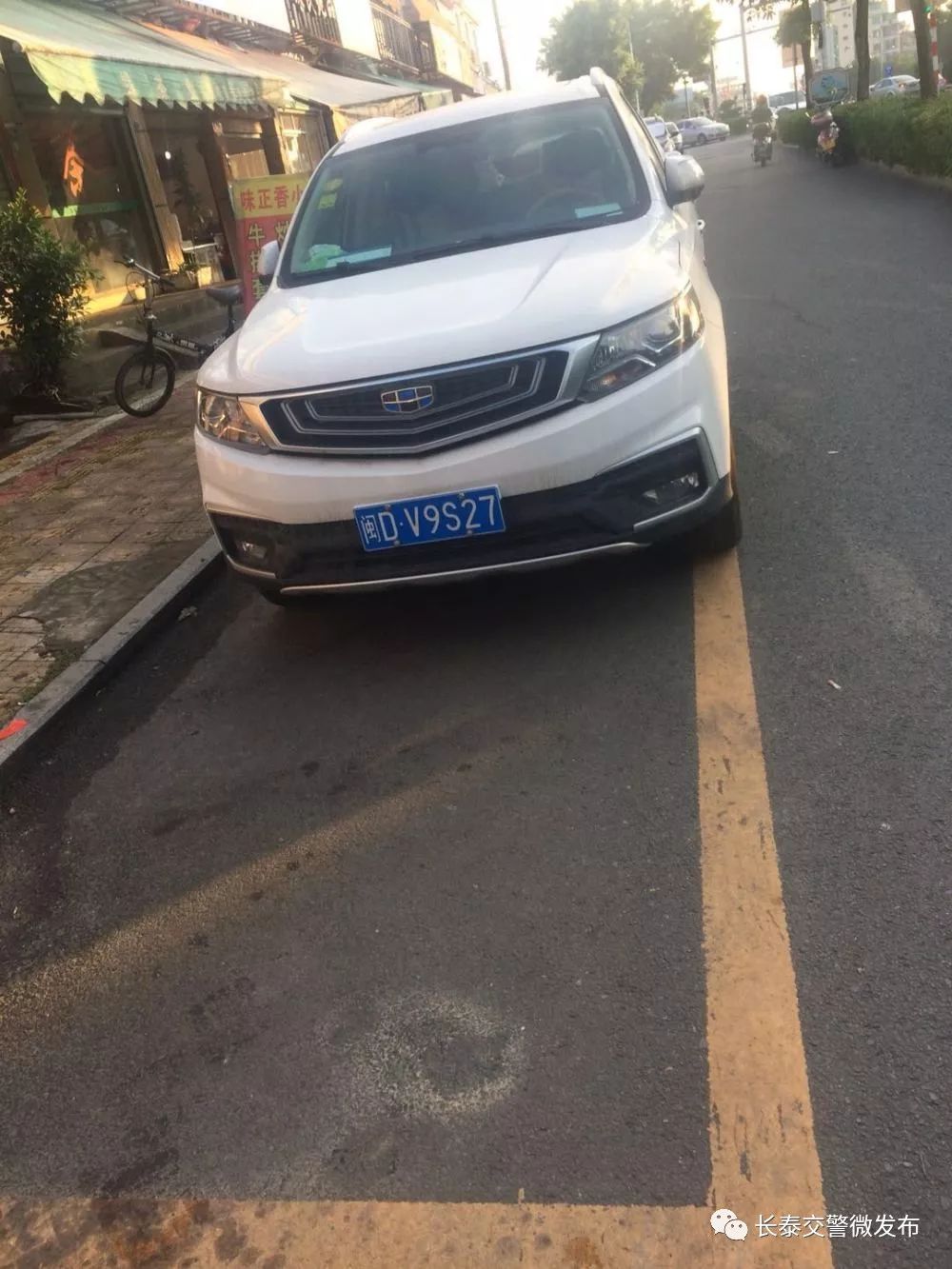 藍*華地址:財富廣場車主:廈門市湖里區楊少明花卉店車牌:閩du8m96地址