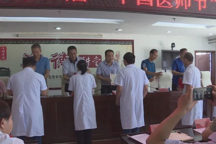 孟津县卫健委召开第二届"中国医师节"表彰大会_李松奇