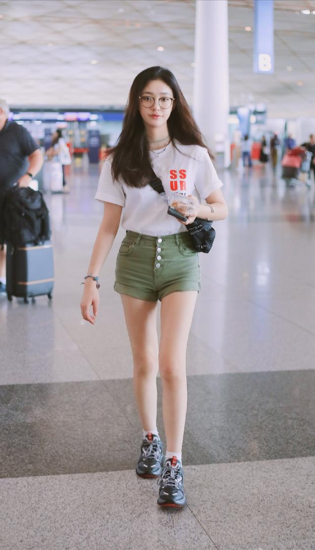 林允为显腿长拼了三分短裤挽成两分却意外暴露身材缺陷