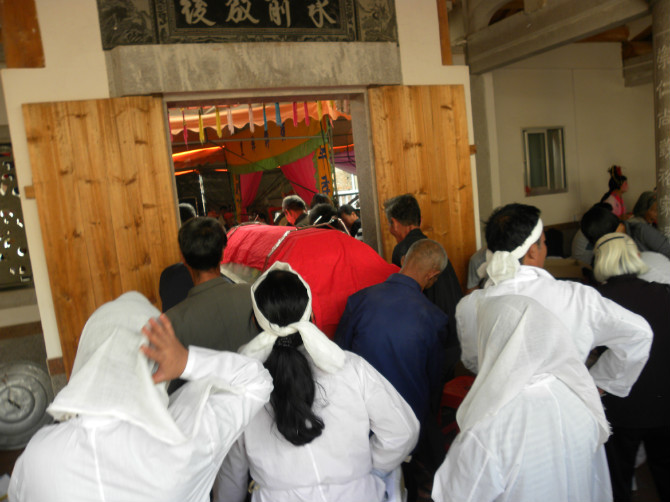 外婆家葬礼那天参加葬礼的宾客,接近千人.外婆的名字,在火焰中闪烁.