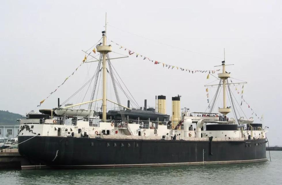 图为停泊在山东威海旅游码头附近的定远纪念舰资料照片.