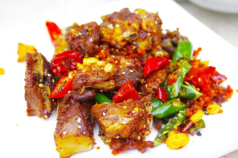 这是酥炸羊排炒羊肝总是好大一锅,看起来非常澎湃.