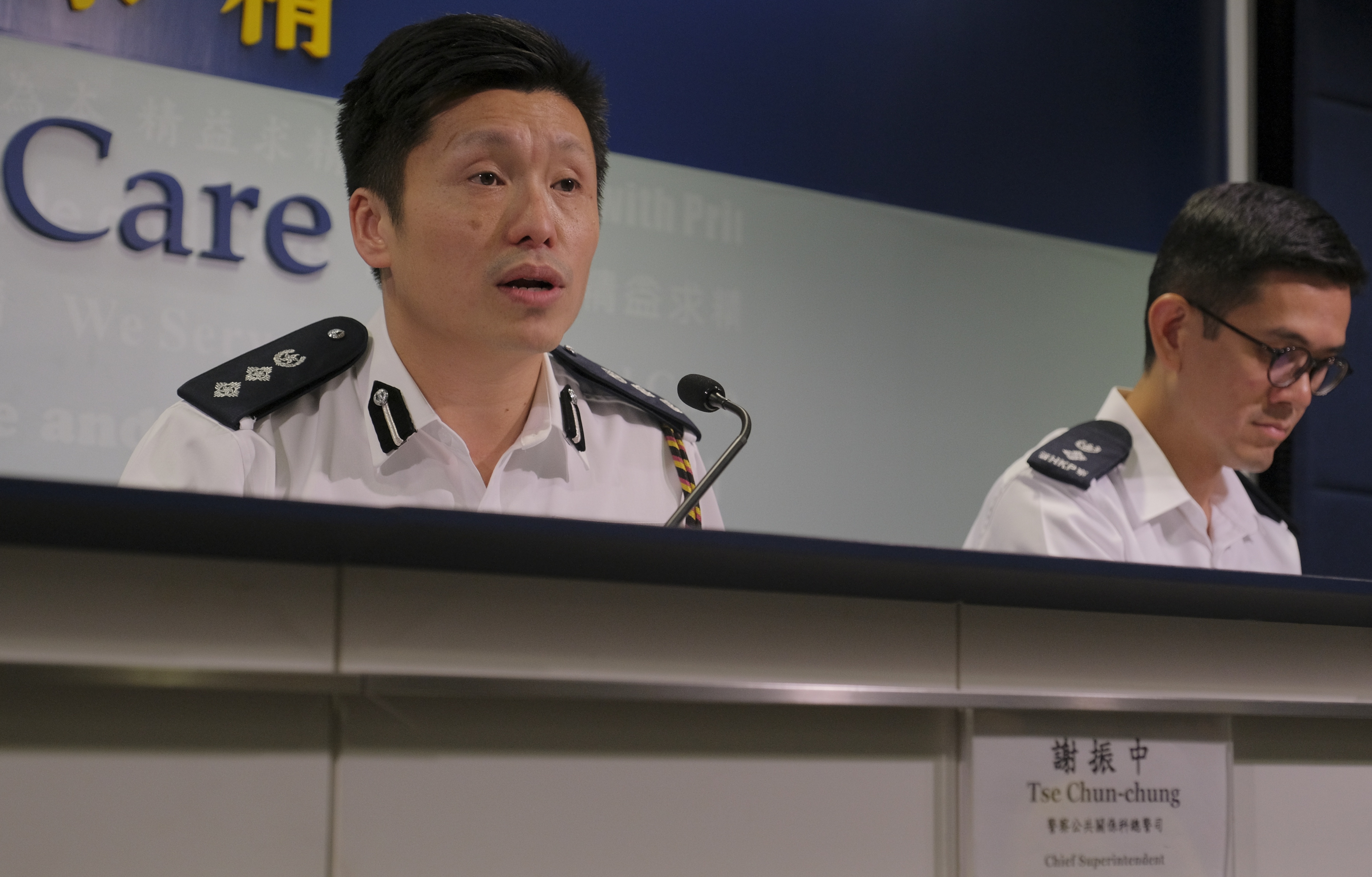 香港警察为了维护法纪受伤也值得