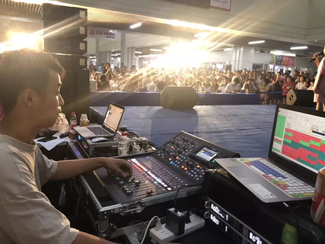 灯光师,摄影师,音响师,stand by,精彩节目马上开始啦啦啦~不得不佩服