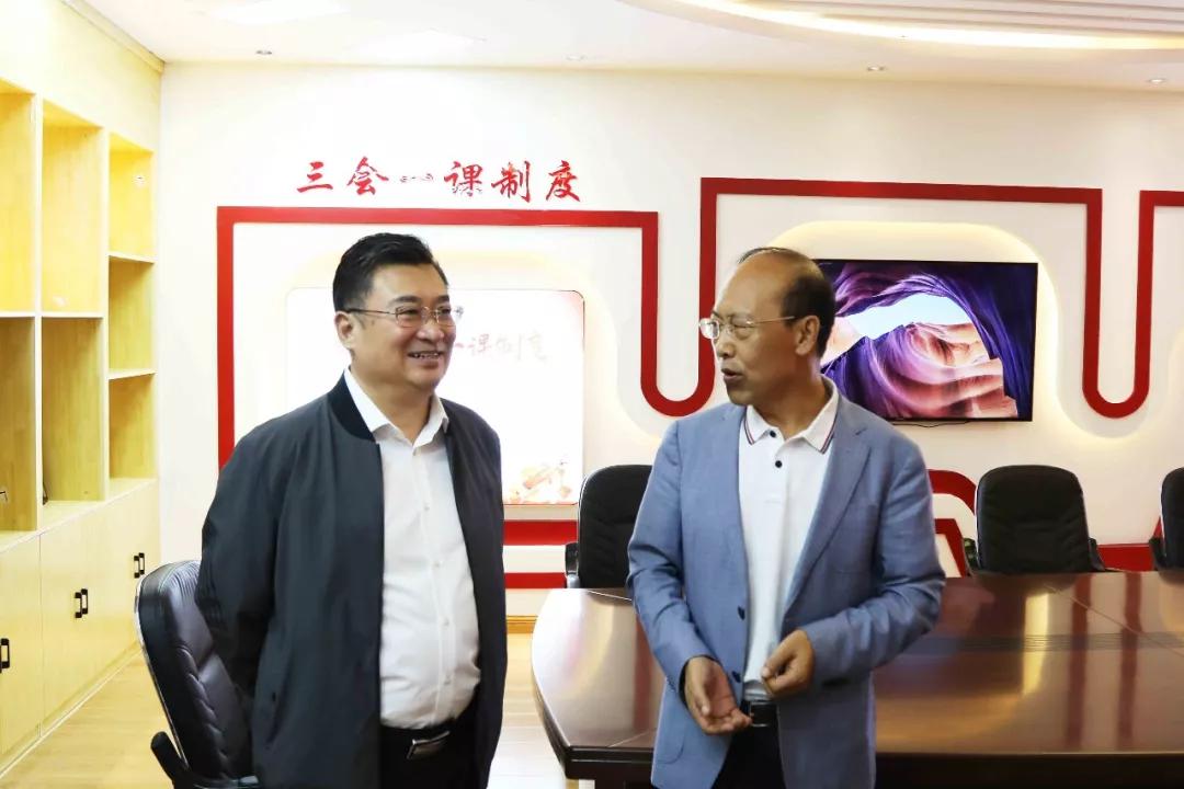    左右                    ; 参观过程中赵国章检察长向考察组简要