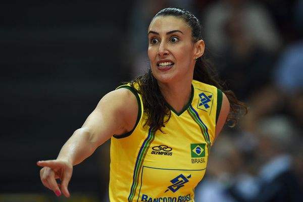 与队友同性恋7年 嫁篮球教练生双胞胎_谢拉