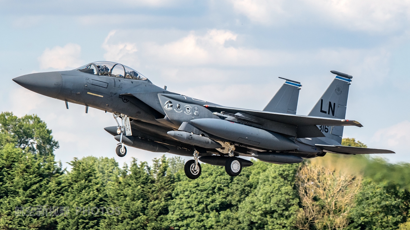 经典f-15战机已服役43年 美国确定采购最新版本 再战40年轻轻松松